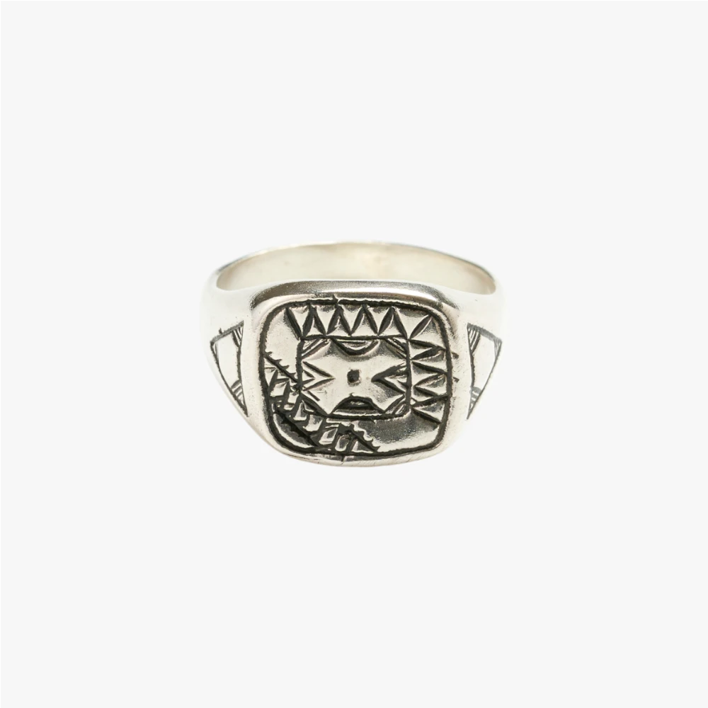 Full view of the Adawat’n Tuareg Doo Ring showing the handcrafted metal form and distinctive Tuareg-inspired design.