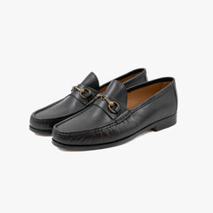 Il Mocassino B-Reverso Mgo 17 loafer in black Vitello Flou leather, angled front view.