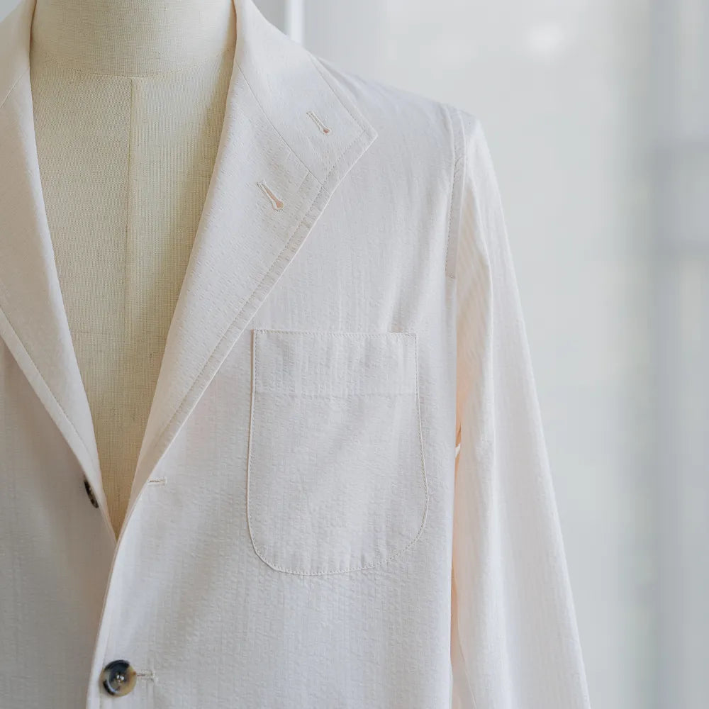 Close-up of the collar and neckline of the Justo Gimeno Teba Jacket Seersucker Cream