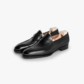 Saint Crispin’s 539 penny loafer in black crust calf, angled front view with hand-stitched apron.