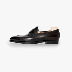 Side profile of Saint Crispin’s 539 apron penny loafer in Expresso Crust Calf, showing sleek silhouette.