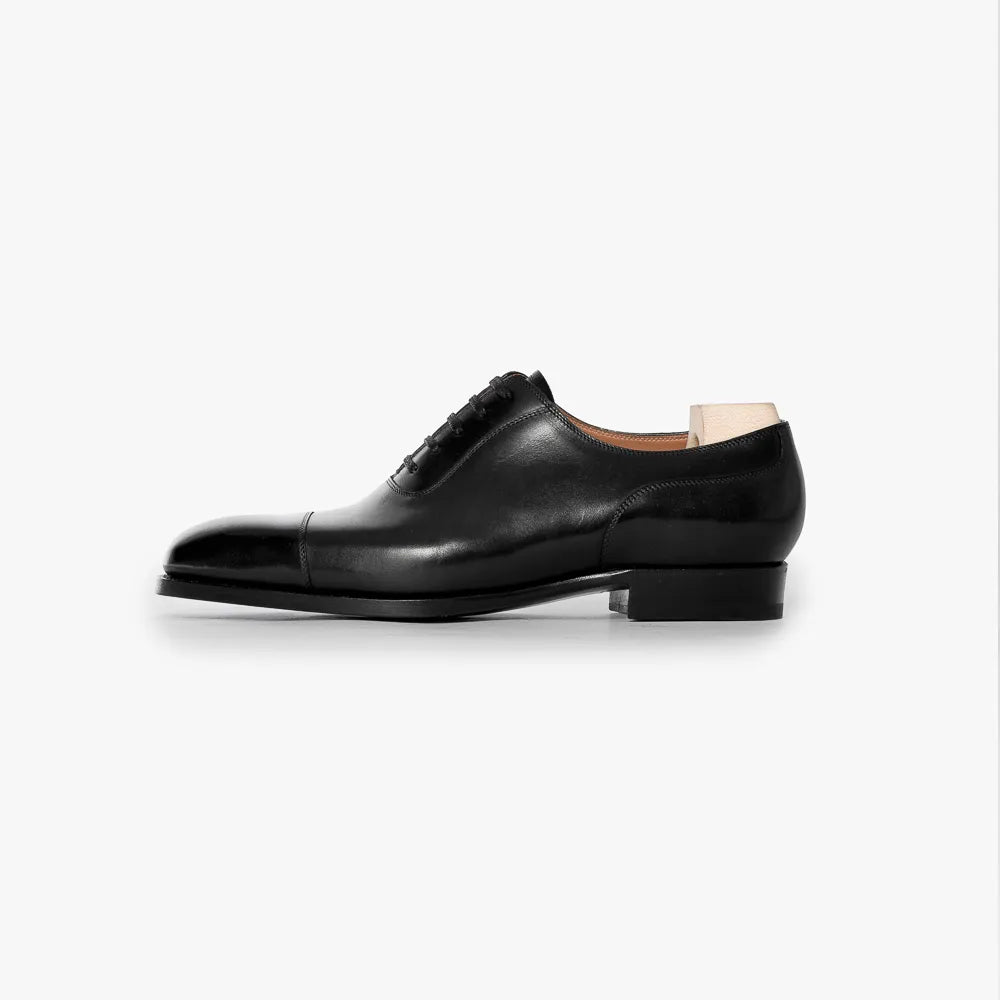 Saint Crispin’s 574 Straight Cap Oxford in black crust calf, side profile highlighting clean lines.