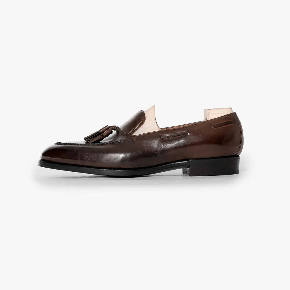 Saint Crispin’s 642S tassel loafer in milk chocolate crust calf, side profile highlighting elegant silhouette.