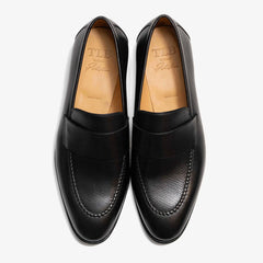 รองเท้าโลฟเฟอร์หนังสีดำ TLB Mallorca 242 Goya Loafer มุมมองจากด้านบน แสดงทรงหัวรองเท้าและการเย็บขอบเรียบร้อย