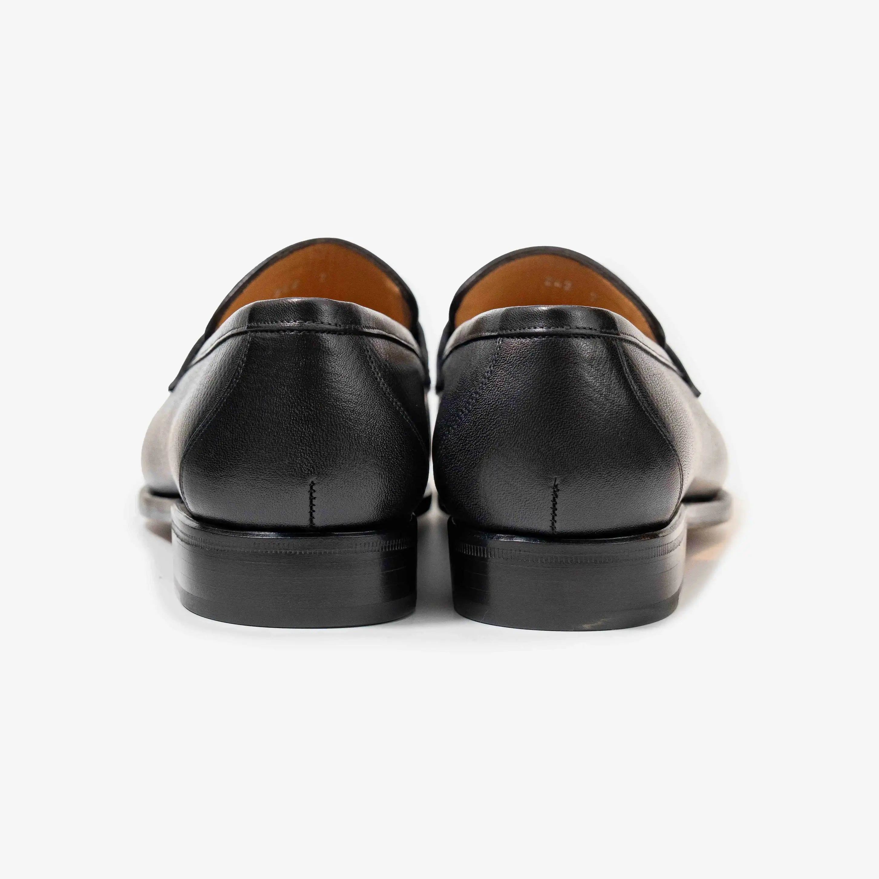 รองเท้าโลฟเฟอร์หนังสีดำ TLB Mallorca 242 Goya Loafer มุมมองจากด้านหลัง แสดงส้นรองเท้าและโครงสร้างหนัง
