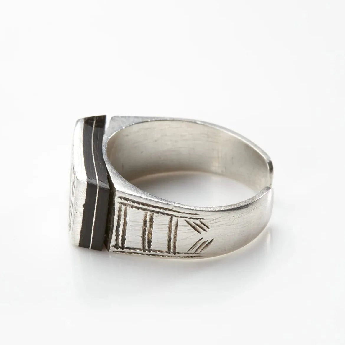 Side view of Adawat'n Tuareg Ring Azro