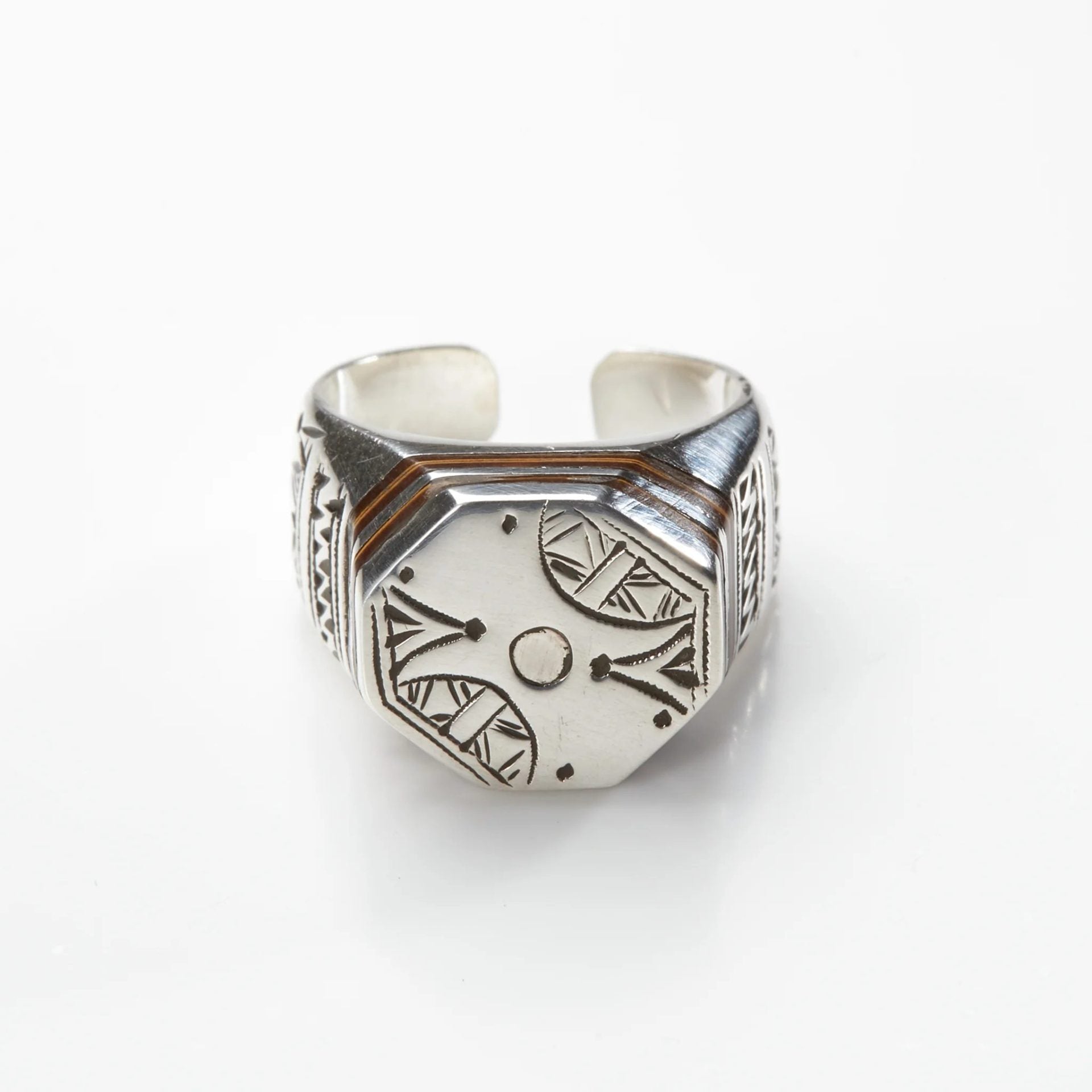 Front view of Adawat'n Tuareg Ring Botam Tissght Signet