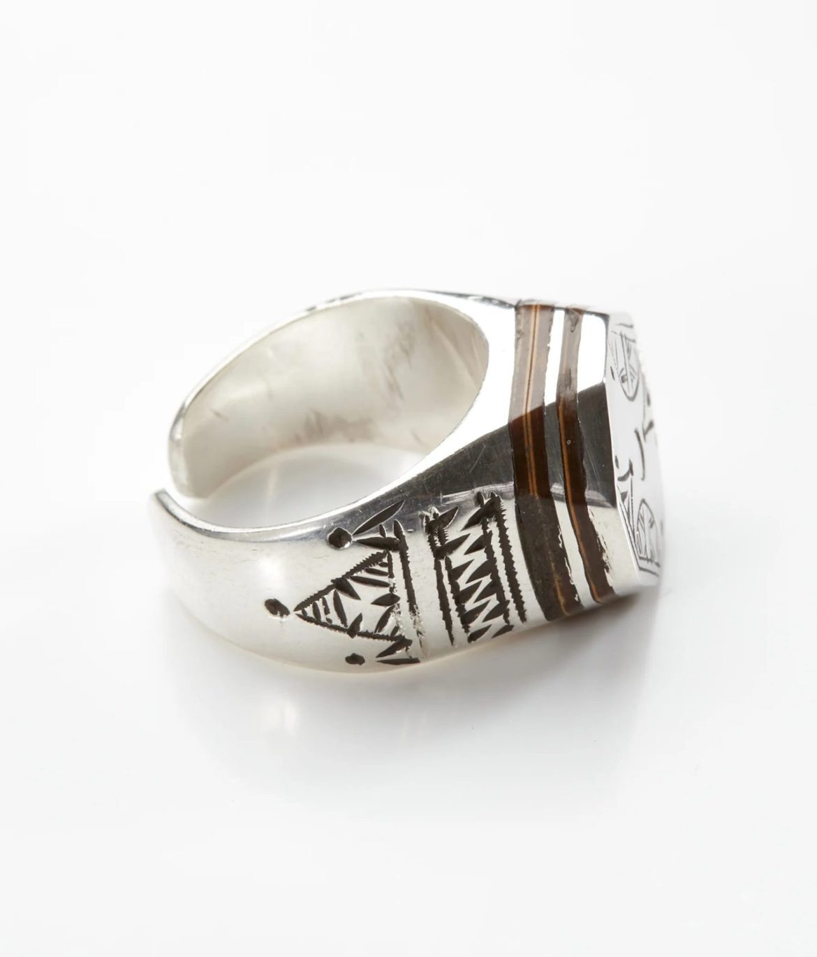 Side view of Adawat'n Tuareg Ring Botam Tissght Signet