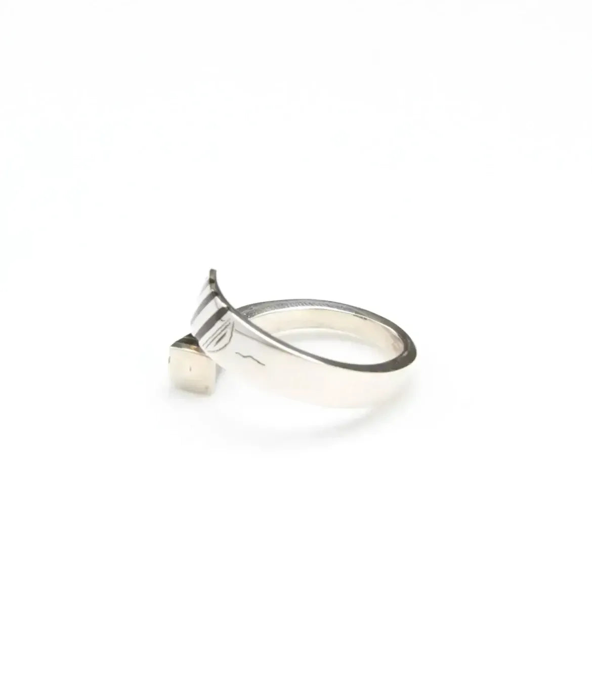 Side view of Adawat'n Tuareg Ring Tbrorri Tissght