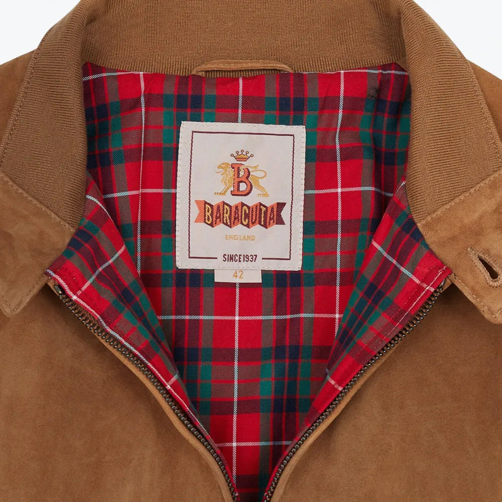 Close-up of the collar of the Baracuta G9 Suede Dark Tobacco showing the ribbed neckline and suede texture.