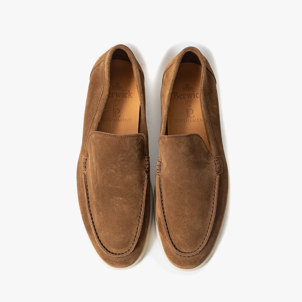 Close-up of the noce leather showing smooth grain texture and rich brown tone.