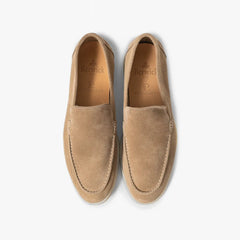 Angled view showing the apron stitch, toe shape, and overall silhouette of the 5716 Sughero loafer.