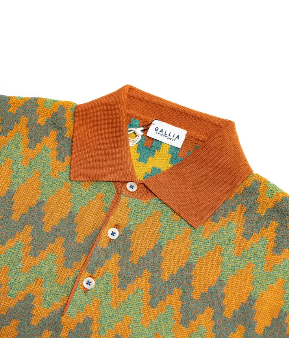 Close-up of the collar of the Gallia Coleman Polo Jacquard Rust Green, highlighting the textured jacquard knit and color contrast.