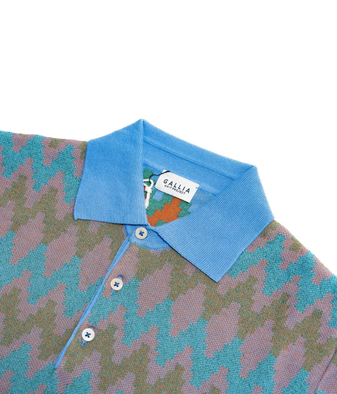 Close-up of the collar of the Gallia Coleman Polo Zig Zag Olive Pink Blue, highlighting the knit texture and color pattern.