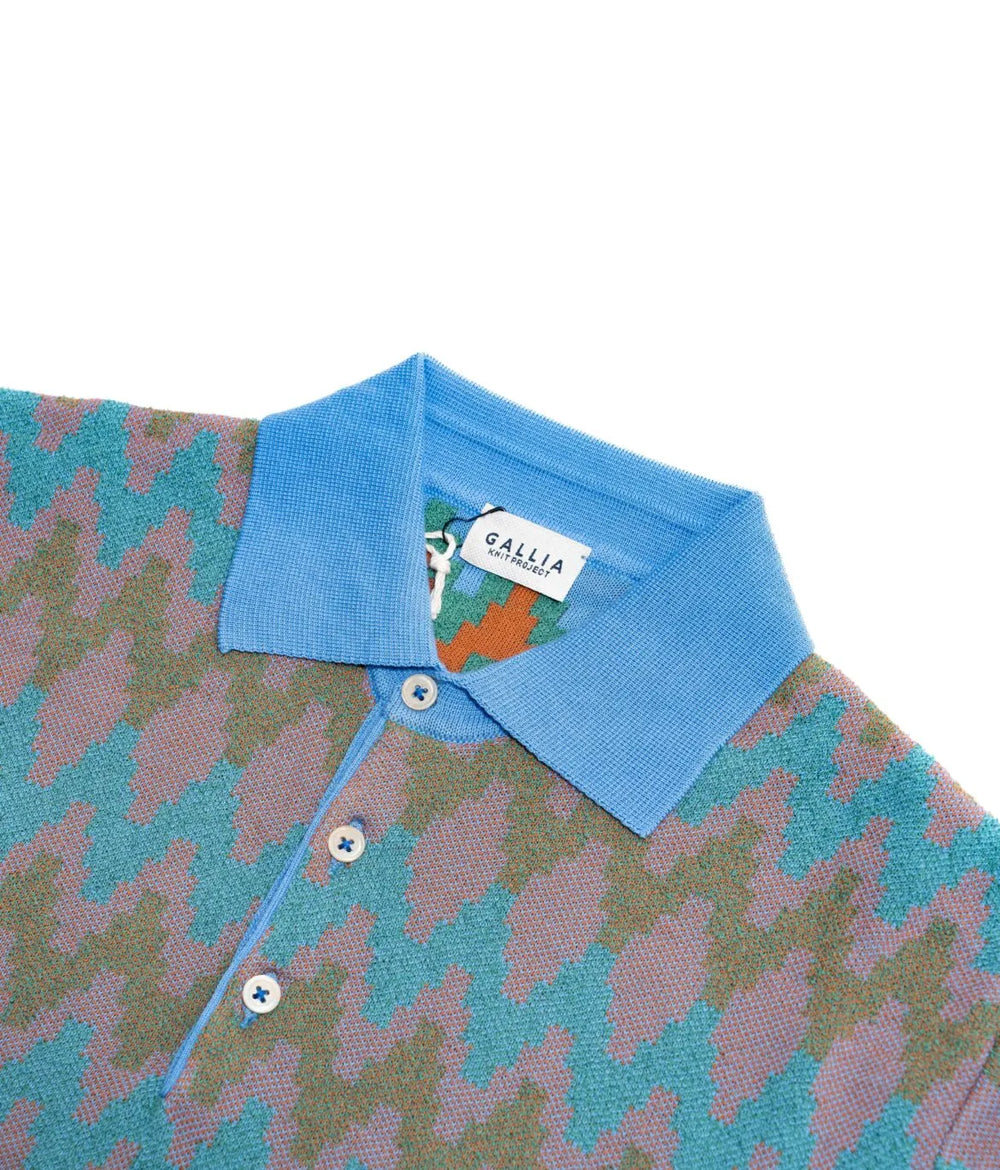 Close-up of the collar of the Gallia Coleman Polo Zig Zag Olive Pink Blue, highlighting the knit texture and color pattern.