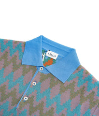 Close-up of the collar of the Gallia Coleman Polo Zig Zag Olive Pink Blue, highlighting the knit texture and color pattern.