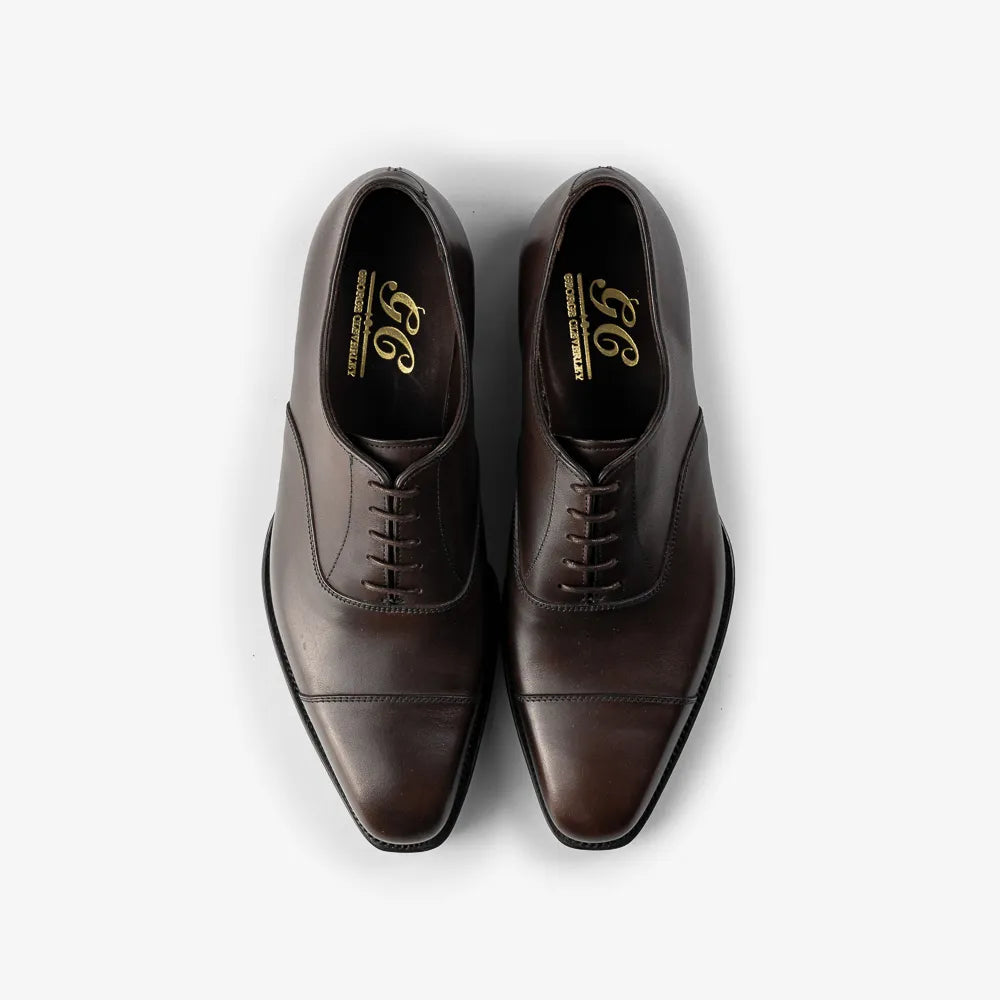 George Cleverley Harry Oxford in brown calf leather, top view highlighting the closed lacing and captoe.