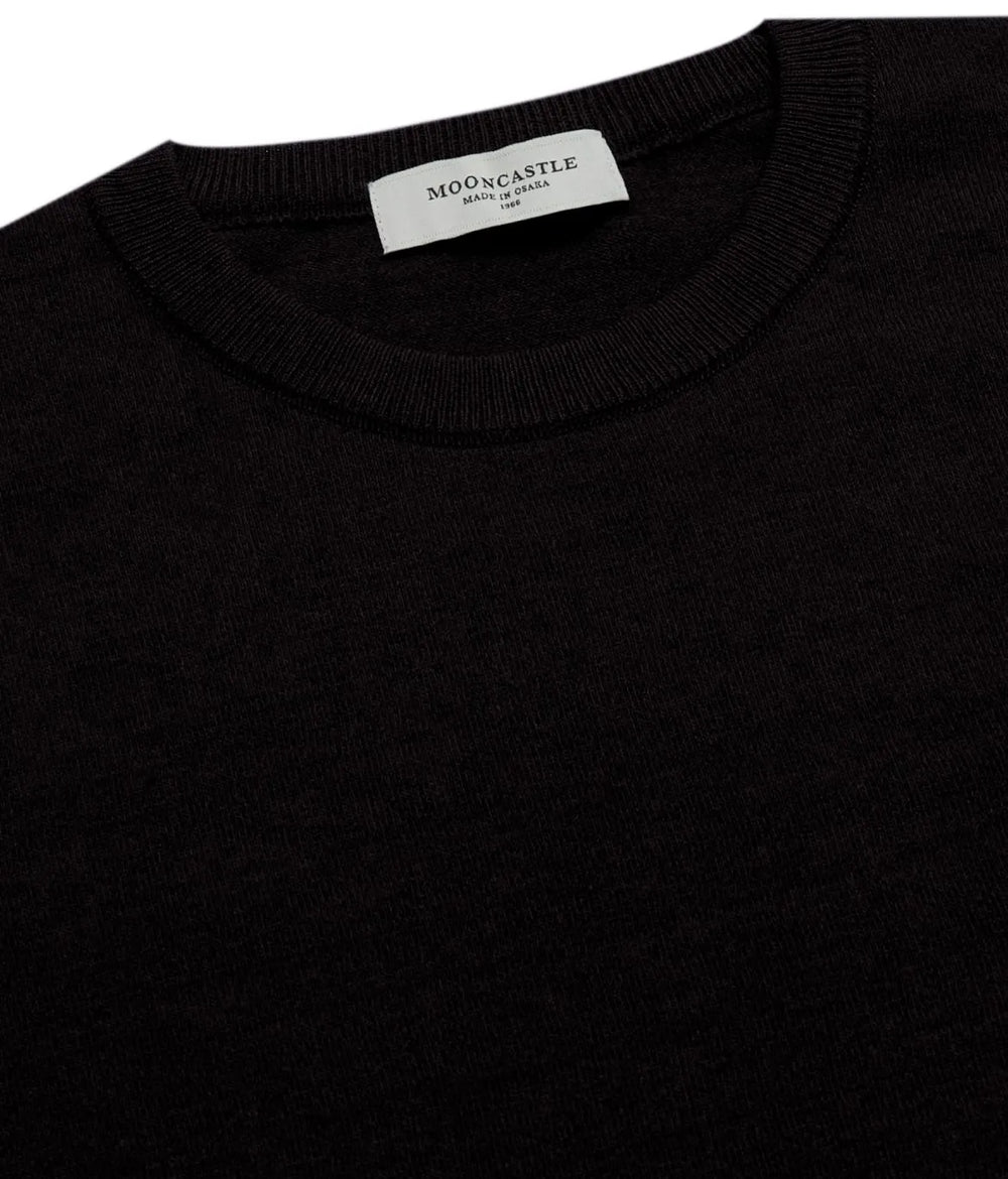 Close-up of the ribbed crew neck collar showing ice cotton knit structure, stitching, and refined finishing.