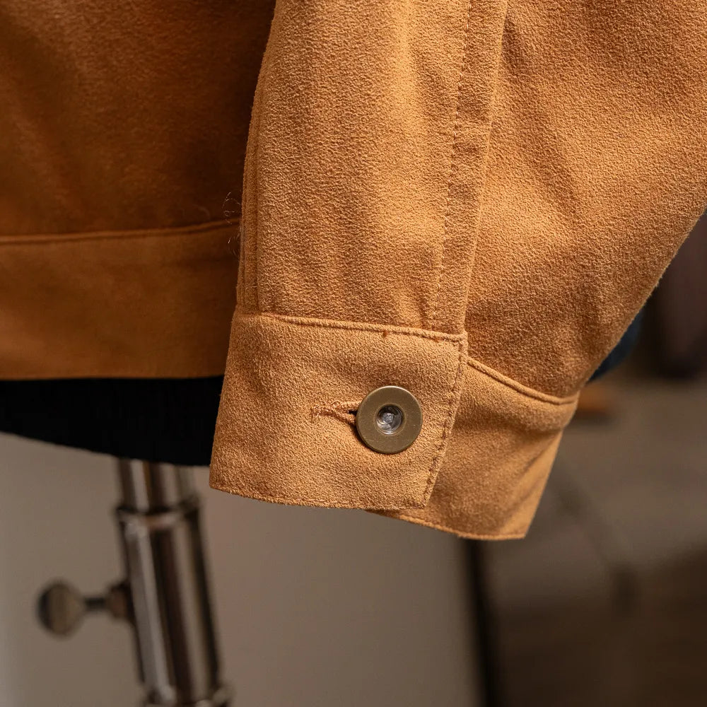 Close-up of the sleeve cuff with button fastening and refined finishing.
