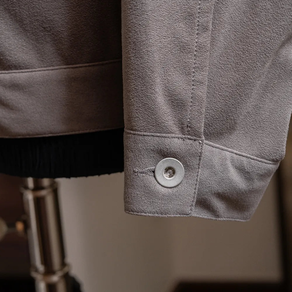 Close-up of the sleeve cuff with button fastening and refined finishing.