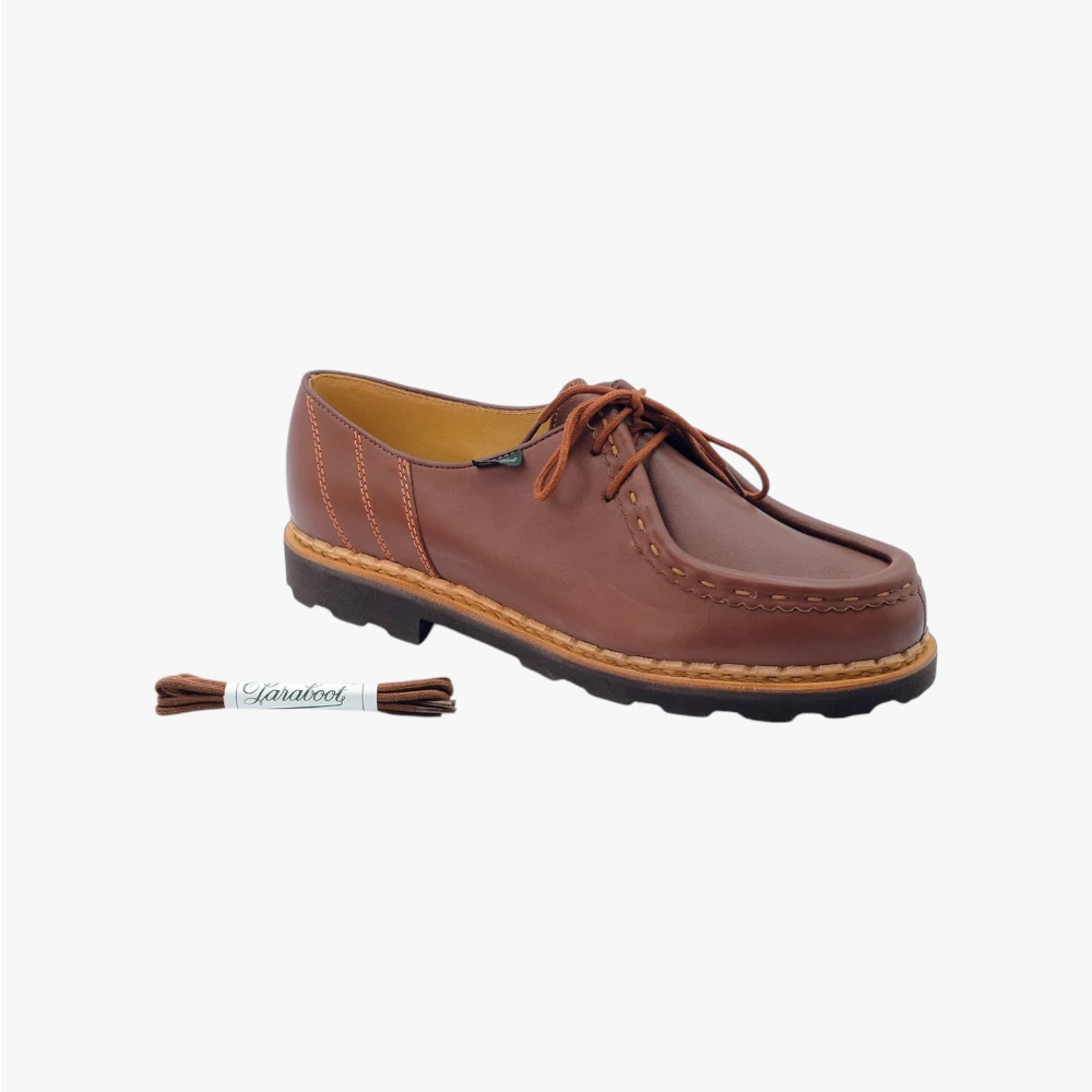 Close-up of the marron round shoelace texture highlighting weave detail and durable construction.