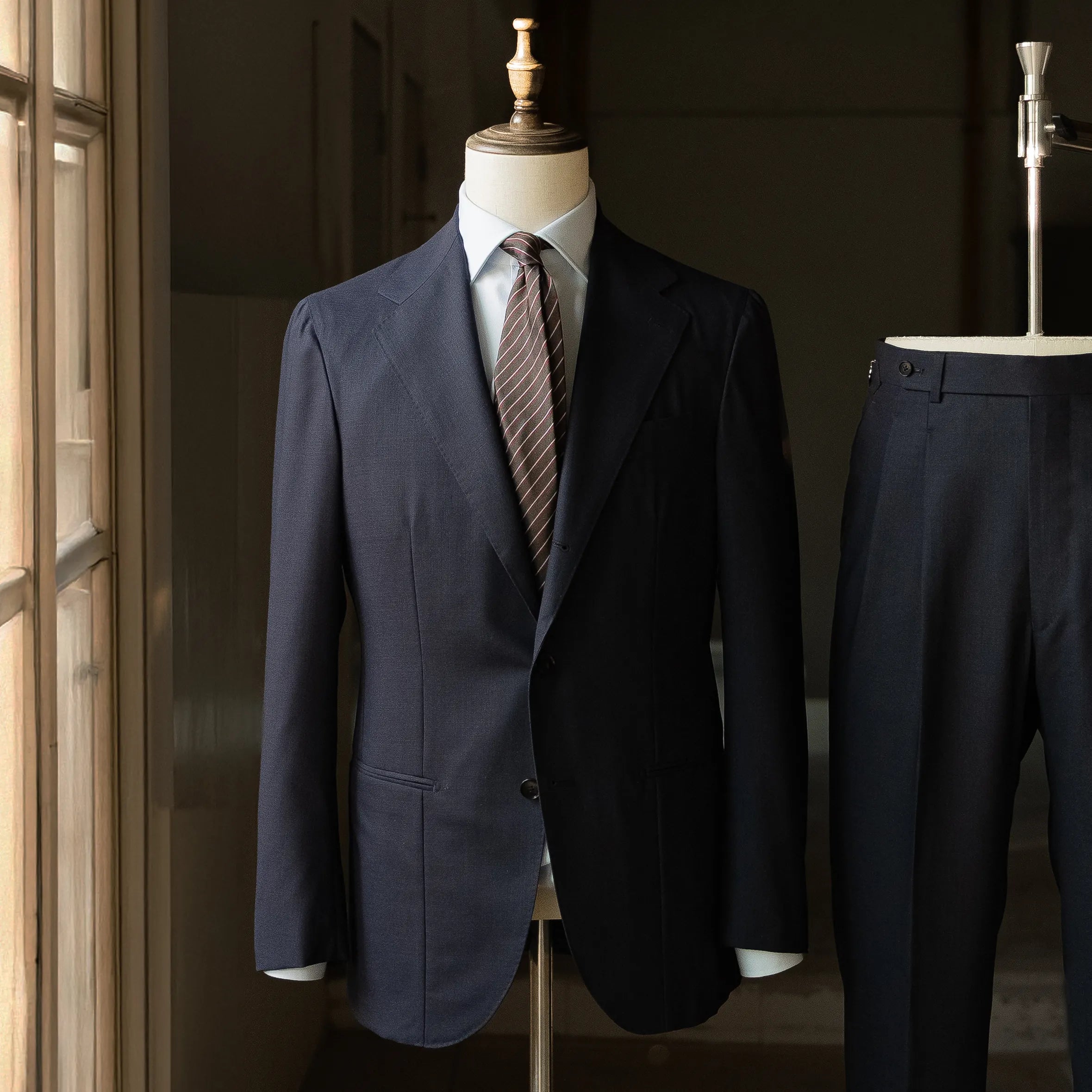 Full view of the Refinement Rfmt-01 Suit Zelander Navy by Loro Piana, displaying the jacket and trousers together with soft, refined tailoring.