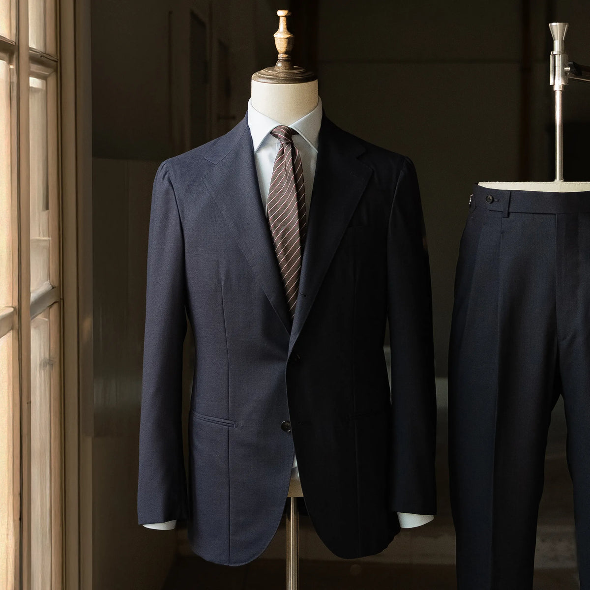 Full view of the Refinement Rfmt-01 Suit Zelander Navy by Loro Piana, displaying the jacket and trousers together with soft, refined tailoring.