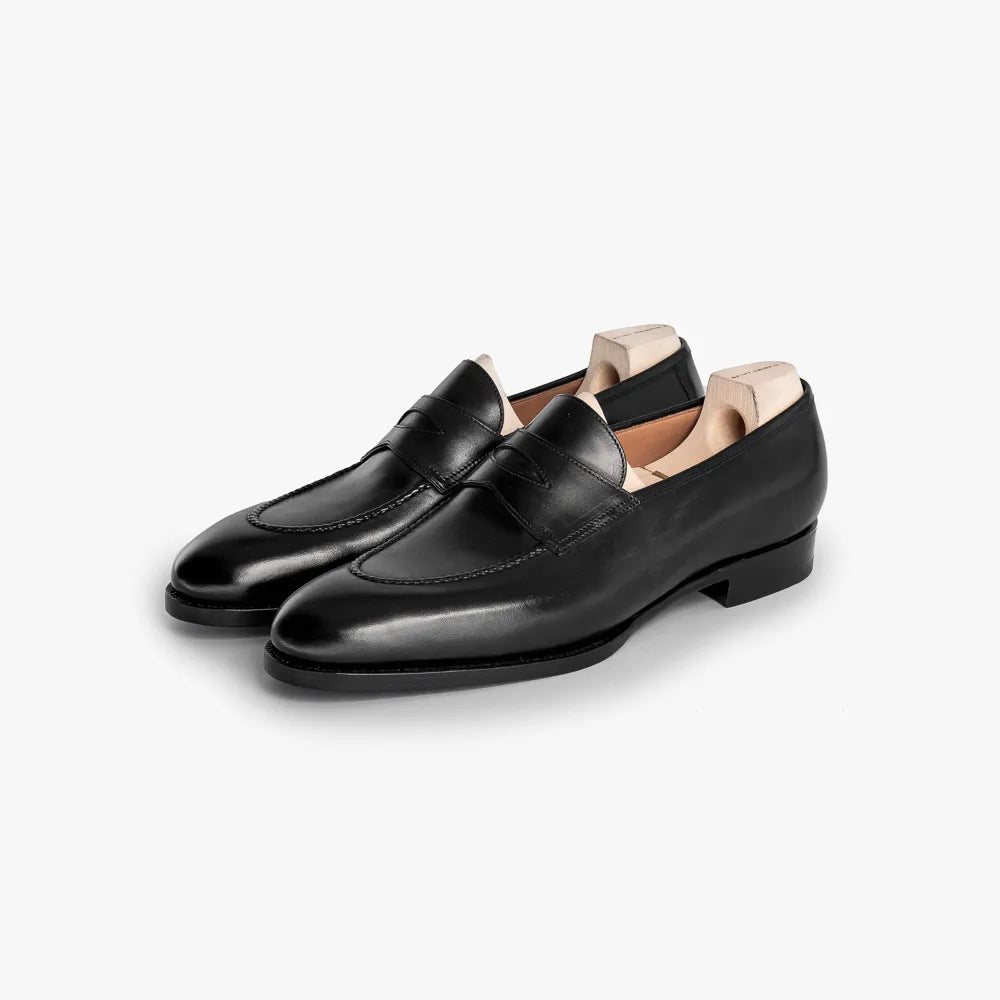 Saint Crispin’s 539 penny loafer in black crust calf, angled front view with hand-stitched apron.