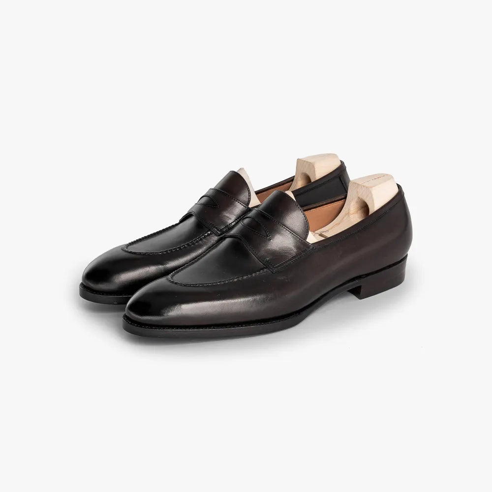 Saint Crispin’s 539 apron penny loafer in Expresso Crust Calf, angled front view showing hand-stitched apron.
