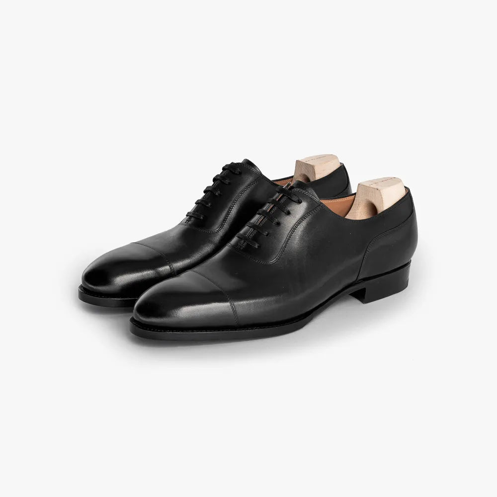 Saint Crispin’s 574 Straight Cap Oxford in black crust calf, angled front view showing straight toe cap.