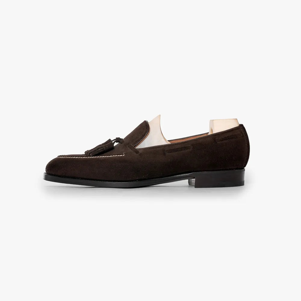 Saint Crispin’s 642S tassel loafer in dark brown suede, side profile showing refined silhouette.