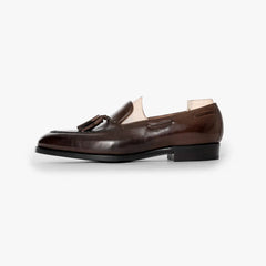 Saint Crispin’s 642S tassel loafer in milk chocolate crust calf, side profile highlighting elegant silhouette.