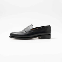 Side profile of the TLB Mallorca Jones Penny Loafer in black hatch grain leather with a sleek design and single leather sole.